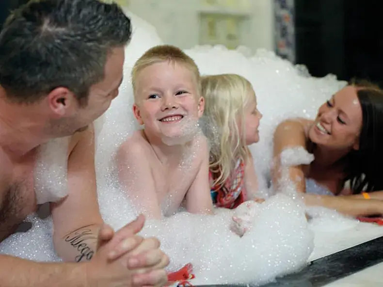 Eine Familie gemeinsam im Hamam-Schaum