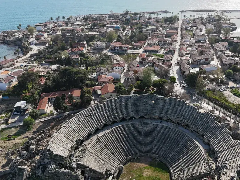 Side von oben: das antike Theater, die Altstadt und das Meer